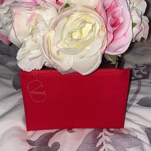 VALENTINO GARAVANI NWOT
Size S Cloth travel bag
Never worn,